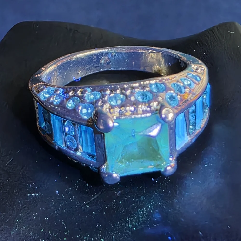 Vintage Blue Crystal Statement Ring Gold Tone Fluorescent Size 9 687